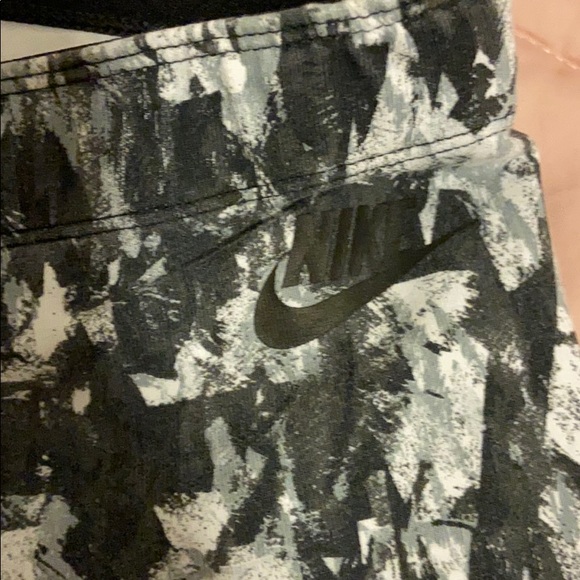 Patterned Nike Leggings - Picture 4 of 5